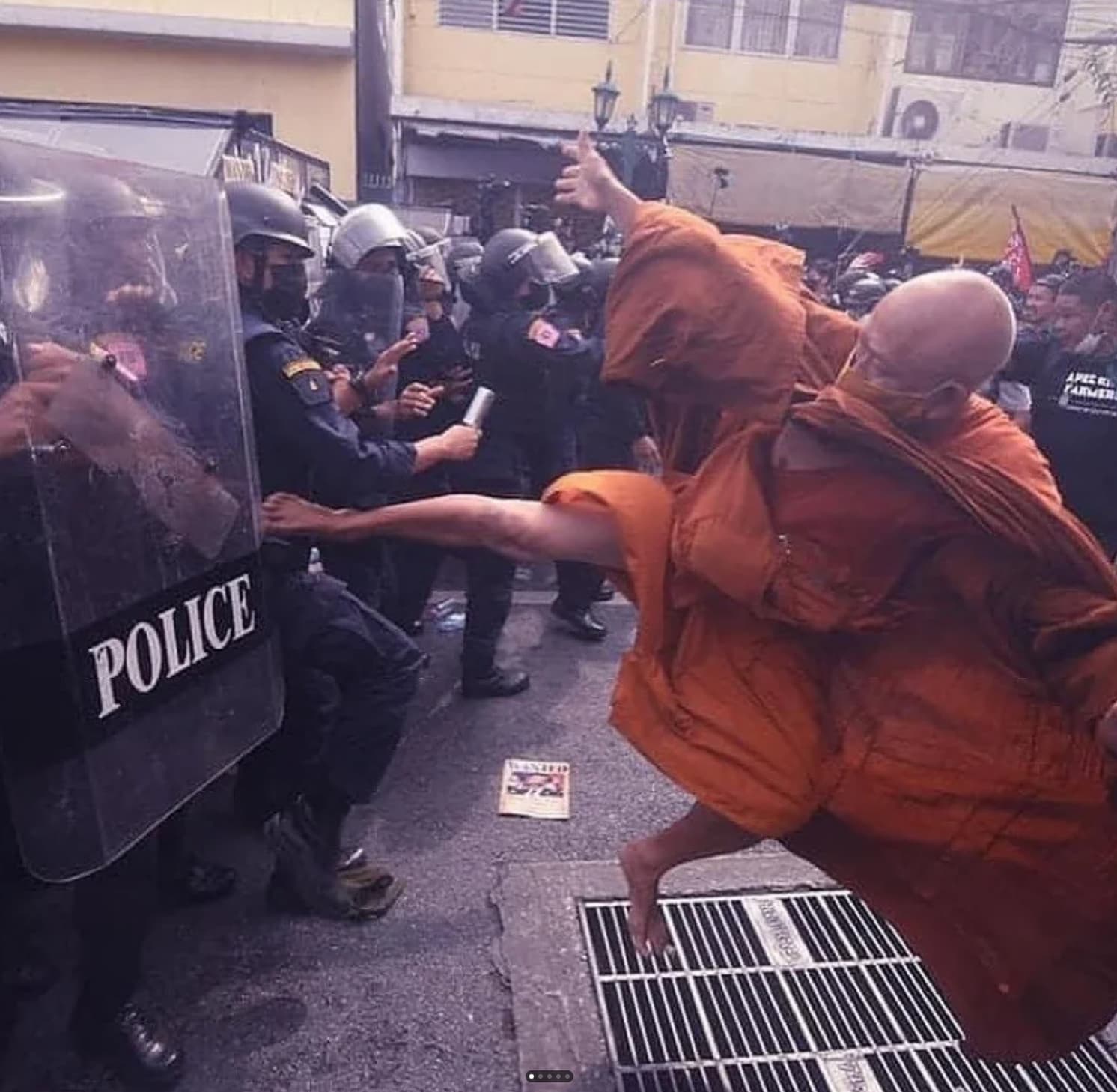 thailand monk kicking police - Police lo Apec R Farmer